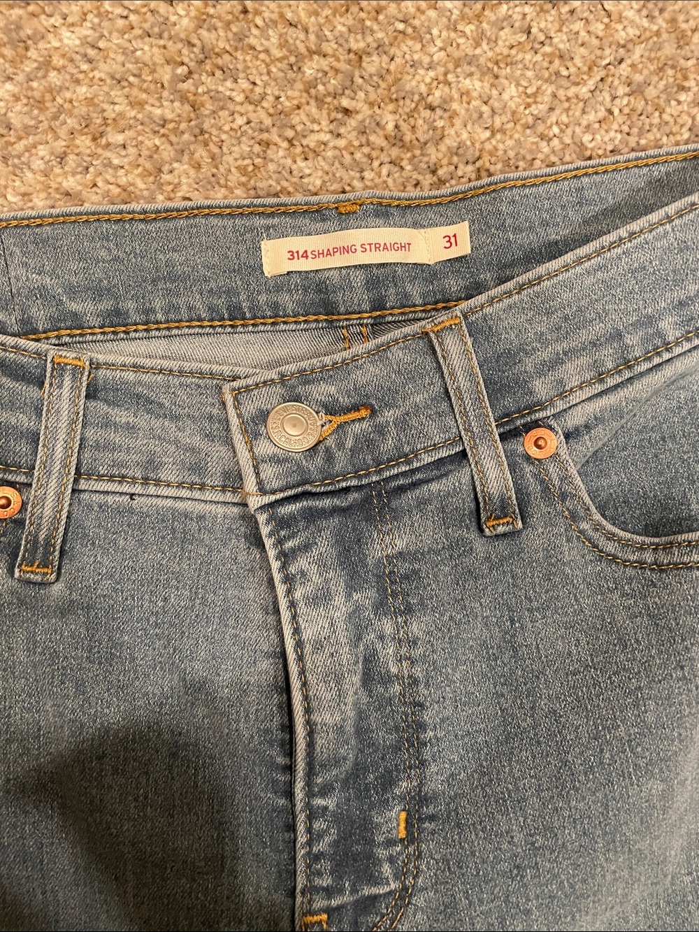 Levi’s Women's Straight-Leg Jeans in Light Blue Wash - Picture 2 of 4